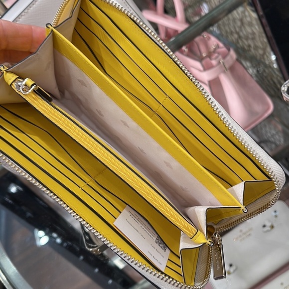 Kate Spade honey bee large continental wallet
PARCHMENT MULTI - Picture 11 of 16